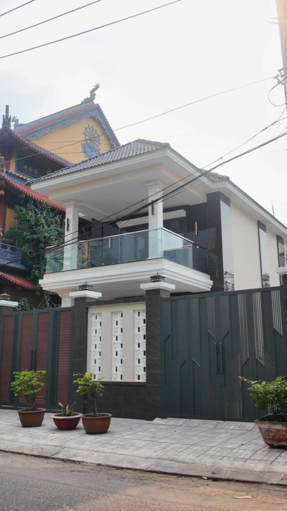  Dịch vụ thi công khung kèo thép lợp ngói trọn gói cho nhà phố, biệt thự. Huỳnh Gia Trung cam kết chất lượng, giá rẻ, khung thép siêu nhẹ, bền bỉ. Liên hệ ngay!