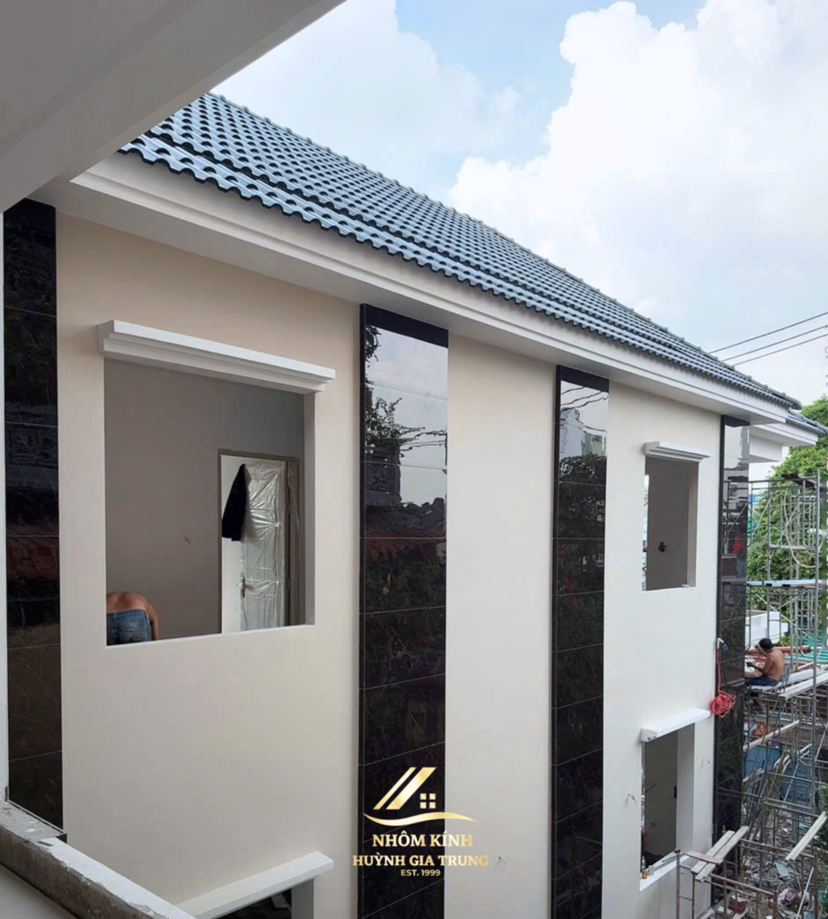  Dịch vụ thi công khung kèo thép lợp ngói trọn gói cho nhà phố, biệt thự. Huỳnh Gia Trung cam kết chất lượng, giá rẻ, khung thép siêu nhẹ, bền bỉ. Liên hệ ngay!