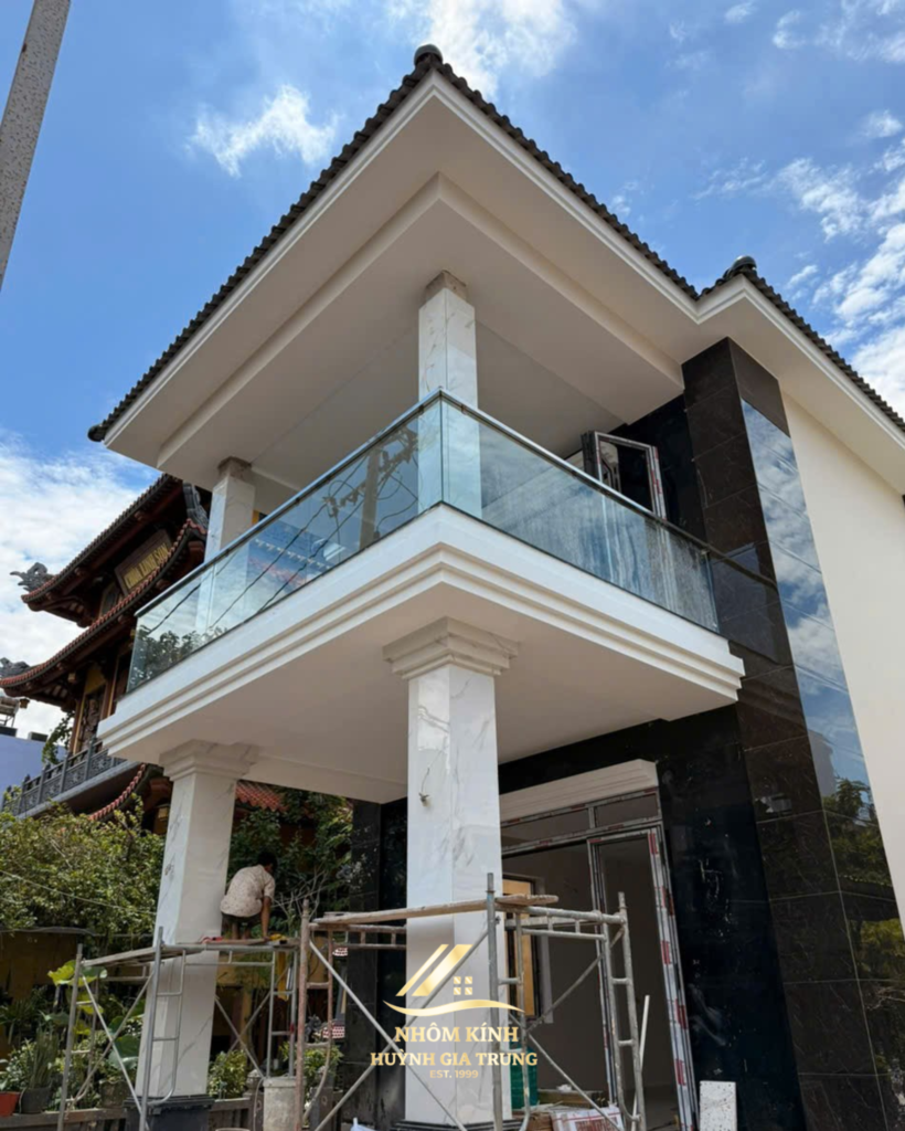  Dịch vụ thi công khung kèo thép lợp ngói trọn gói cho nhà phố, biệt thự. Huỳnh Gia Trung cam kết chất lượng, giá rẻ, khung thép siêu nhẹ, bền bỉ. Liên hệ ngay!